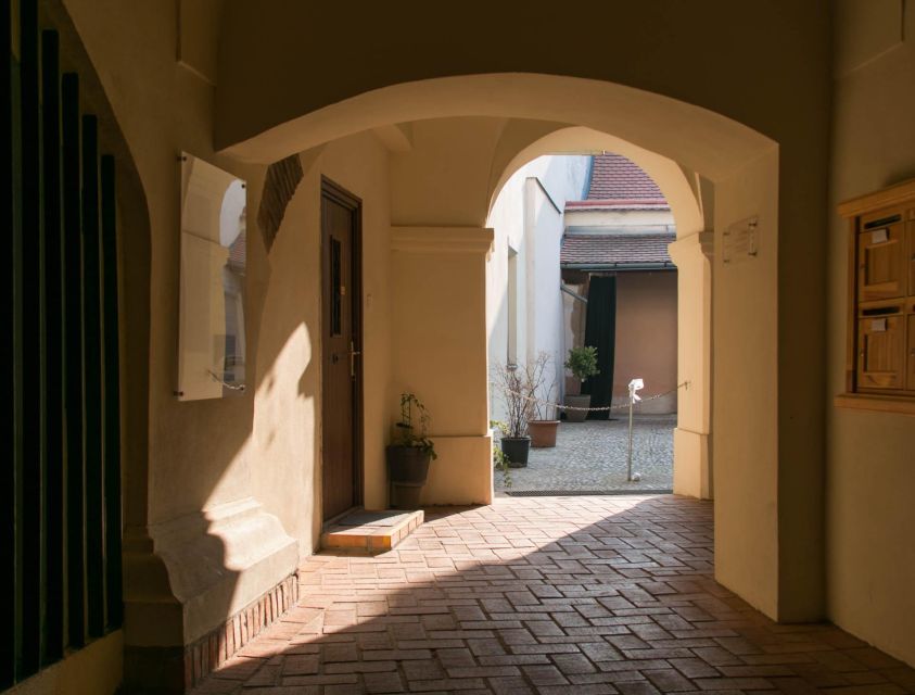 2 Hours Buda Castle Walking Tour - Walk with a Historian - The Synagogue-Museum and Buda’s Jewish past