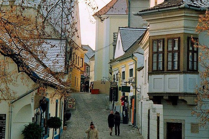 Along the shore of Danube river, private tour - The lower castle and the limits of the tournament promise