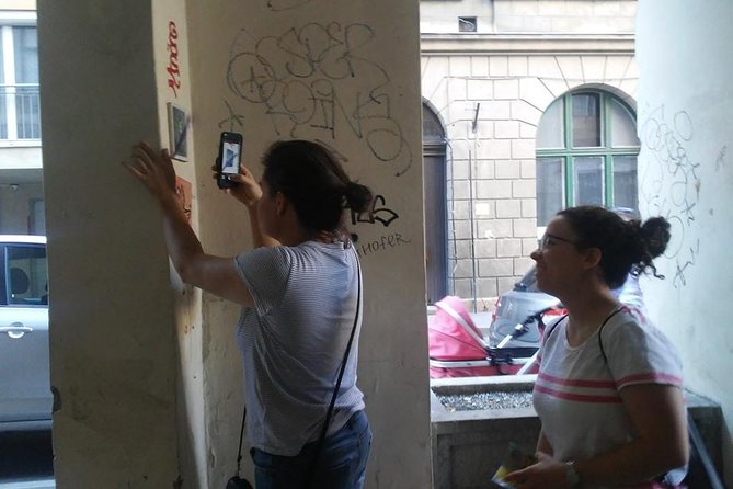 Alternative Street Art Free Walking Tour of Budapest - Meeting the guide and finding the group