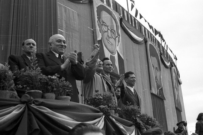Born Under The Red Star - Communist tour with Coffee in a Retro Bar - Liberty Square and its competing memories
