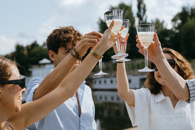 Bottomless Brunch and Cruise with Prosecco in Budapest - The biggest practical issue: when the boat actually moves