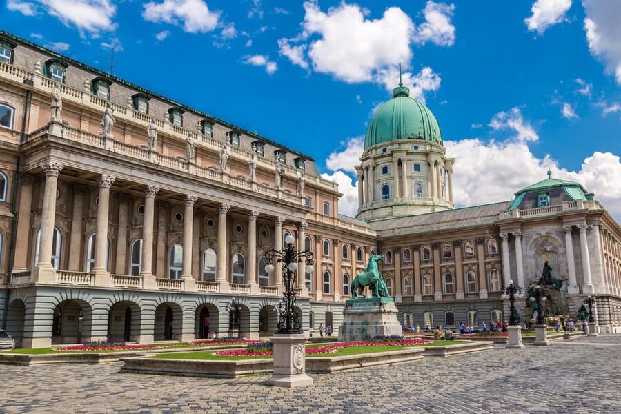 Buda Castle District and Matthias Church Private Tour - Meeting point, weather, and what to wear