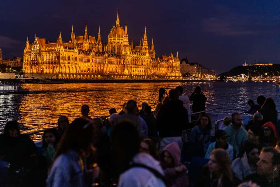 Budapest: 1-Hour Evening Sightseeing Cruise with Drink - Key points to know before you book