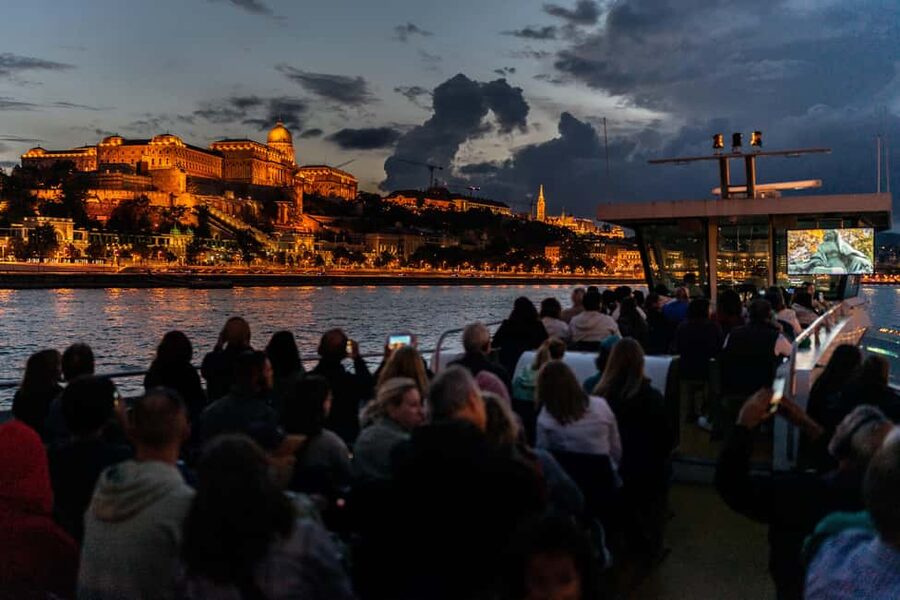 Budapest: 1-Hour Evening Sightseeing Cruise with Drink - The one-hour route, stop by stop