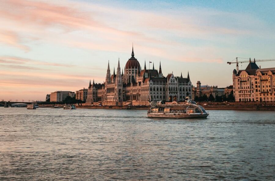 Budapest: 1-Hour Evening Sightseeing Cruise with Drink - The boat, seating, and photo strategy