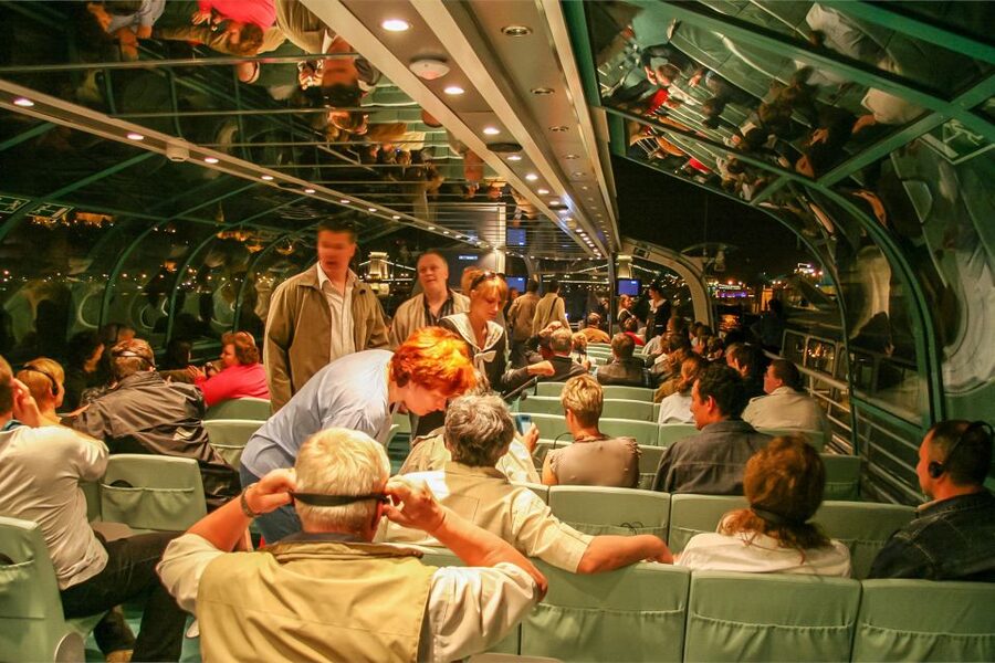 Budapest: 1-Hour Evening Sightseeing Cruise with Drink - The drink and onboard service