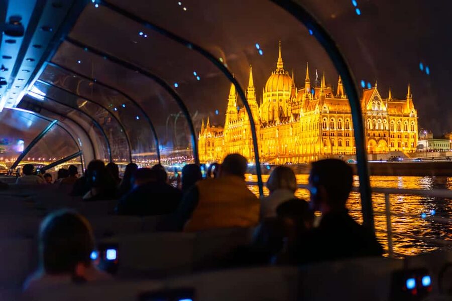 Budapest: 1-Hour Evening Sightseeing Cruise with Drink - The audio guide and language choices