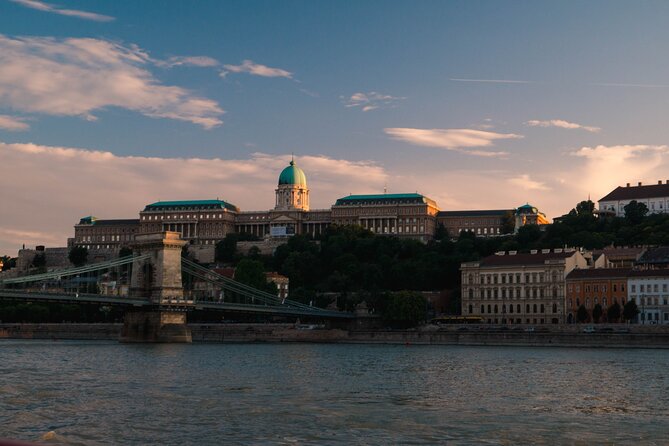 Budapest: 1-Hour Highlights Cruise with Welcome Drink - The real appeal is Budapest after sunset