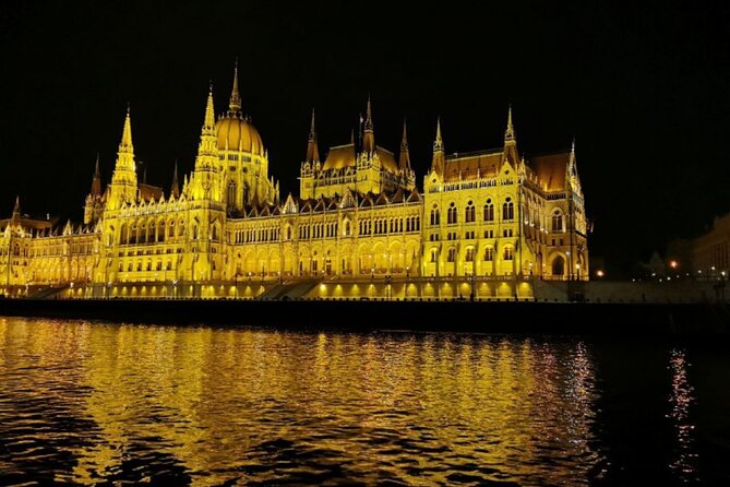 Budapest: 1-Hour Highlights Cruise with Welcome Drink - Buda Castle and Matthias Church rise above the river