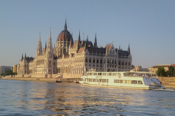 Budapest: 1-Hour Highlights Cruise with Welcome Drink - Seating, crowds, and the choice between decks