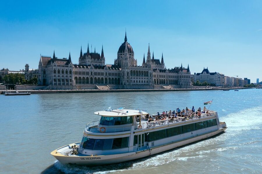 Budapest: 1-hour Sightseeing Danube River Cruise - Daytime or 9 p.m. sailing?