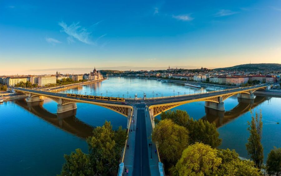 Budapest: 1-hour Sightseeing Danube River Cruise - What you see between the central bridges