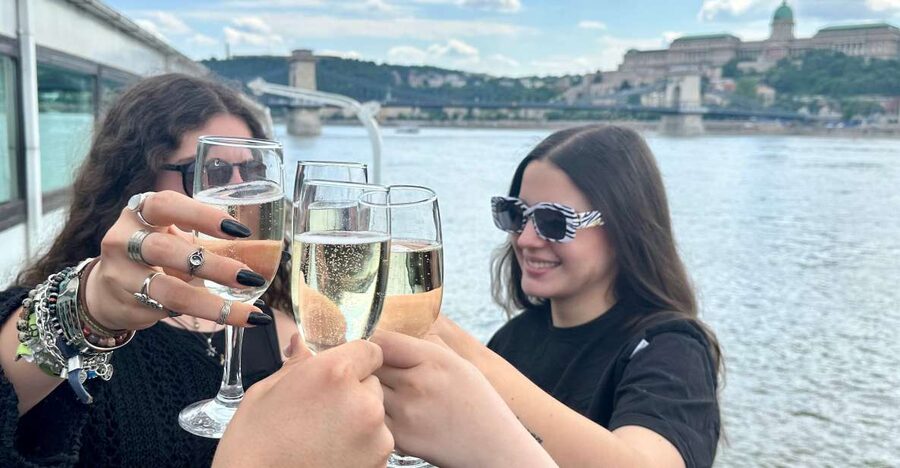 Budapest: 1 hr Sunshine Booze Cruise with Prosecco - Key points to know before boarding