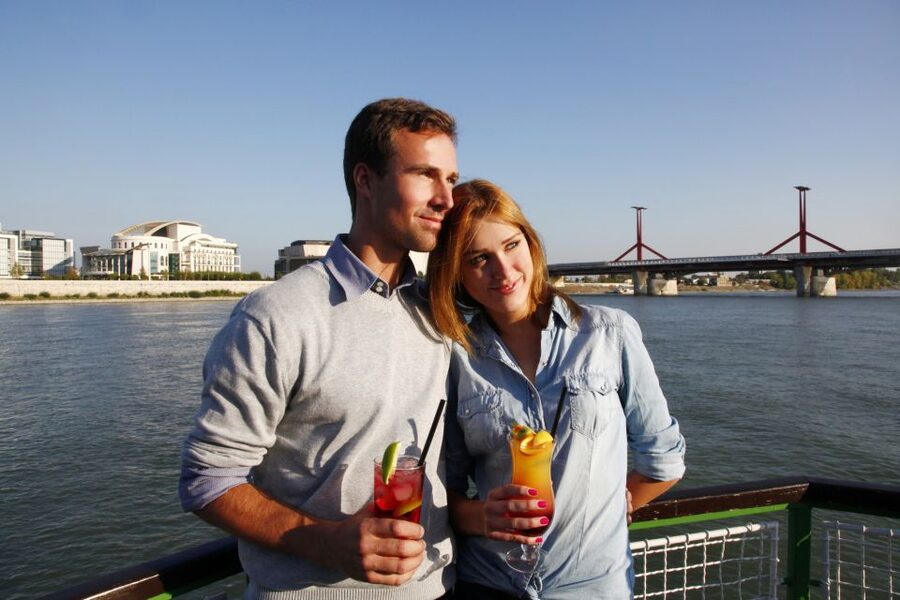 Budapest: 1 hr Sunshine Booze Cruise with Prosecco - Choosing between prosecco, cocktails, and beer