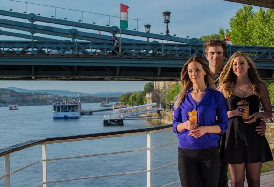 Budapest: 1 hr Sunshine Booze Cruise with Prosecco - How the lack of a guide changes the experience