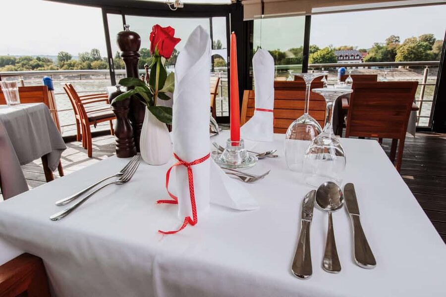 Budapest: 2-Course Dinner for 2 on a Boat Restaurant - A Candlelit Table on the Danube