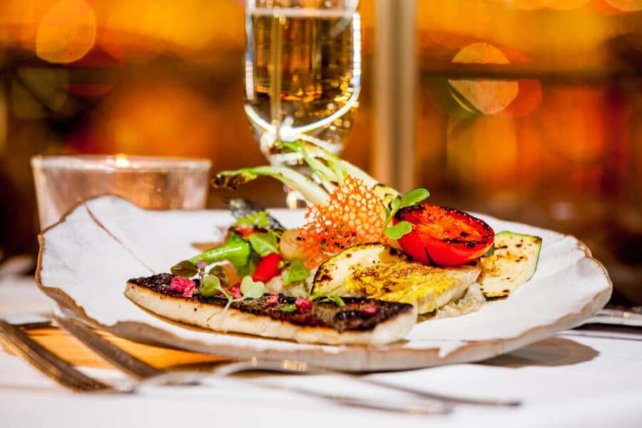 Budapest: 2-Course Dinner for 2 on a Boat Restaurant - Dessert: Hungarian Dobos Cake or Tiramisu