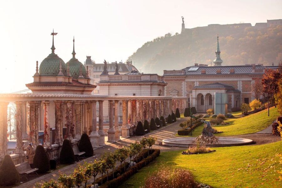 Budapest: 3-hour City Tour with Castle Walk + 1-hour Cruise - Parliament and the crossing to Buda