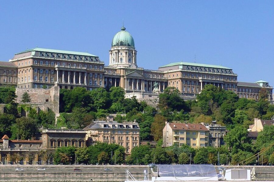Budapest: 3-Hour Grand City Tour and Castle Walk - Fisherman’s Bastion and Matthias Church from the outside