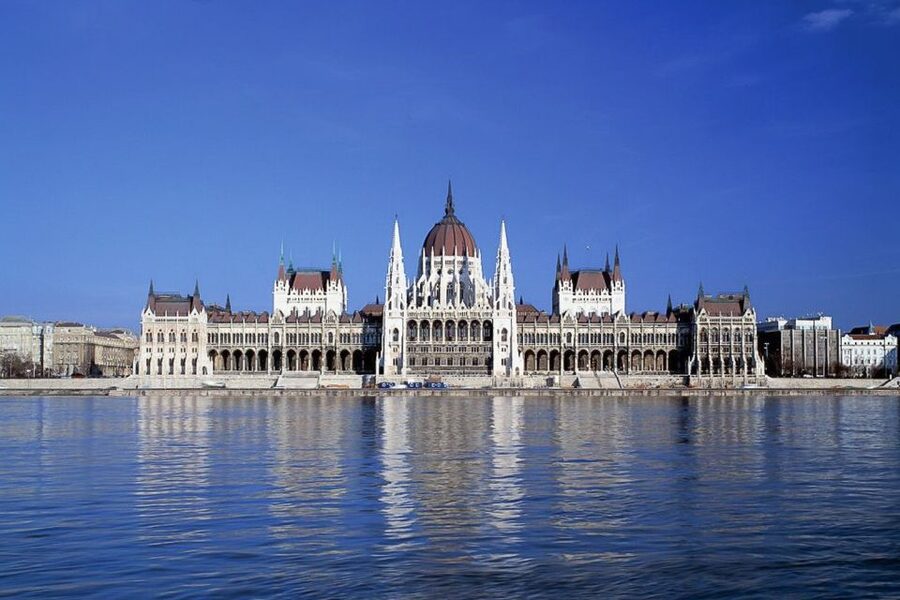 Budapest: 3-Hour Grand City Tour and Castle Walk - The guides make the short format work
