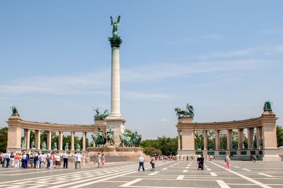 Budapest: 3-Hour Live Guided Sightseeing Tour - Who should take this Budapest tour?
