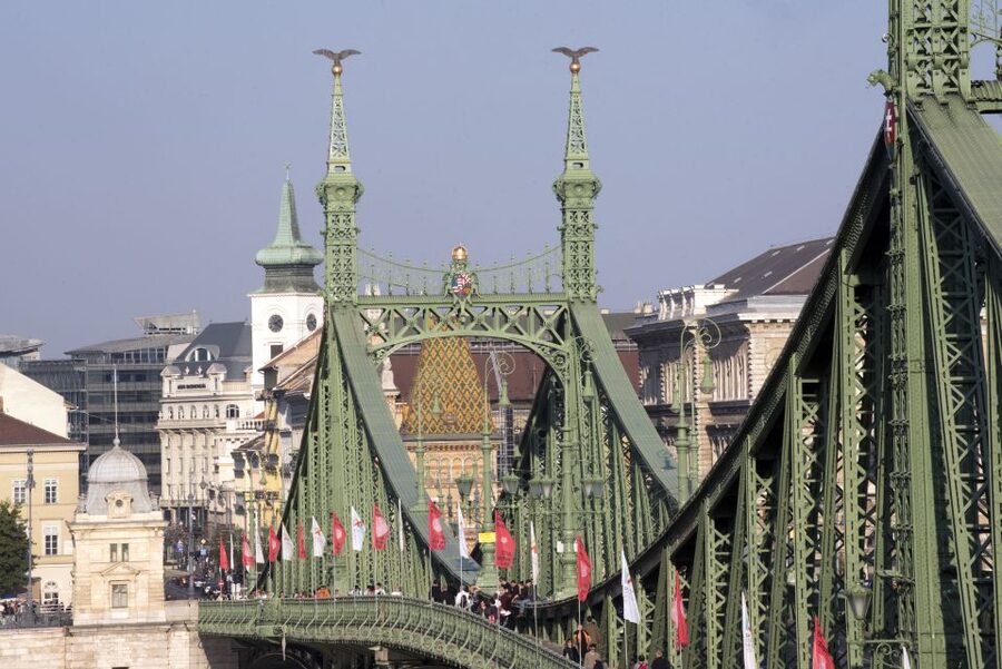 Budapest: 3-Hour Live Guided Sightseeing Tour - Starting near Parliament at 9:30 AM