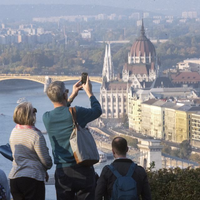 Budapest: 3-Hour Live Guided Sightseeing Tour - Crossing from Pest to Buda