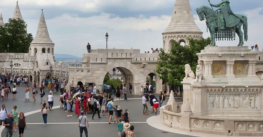 Budapest 3-Hour Walking Tour in Italian - Crossing the Danube from Pest to Buda