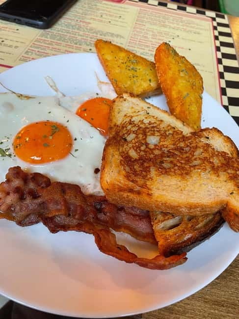 Budapest: 4-hour Bottomless Brunch w/ Cocktails & Craft Beer - What the Ruin Brew brunch is really like