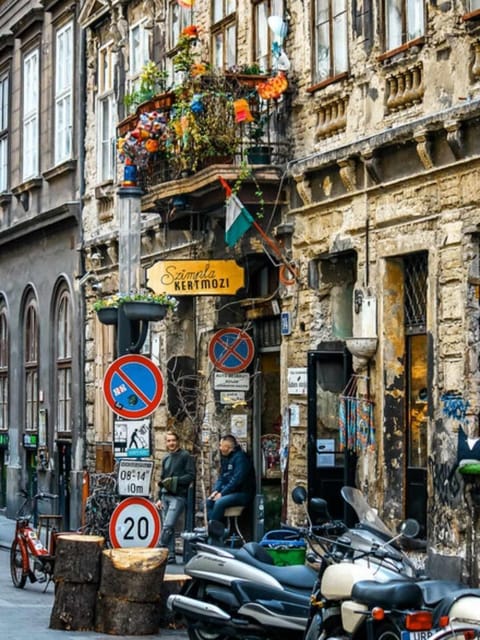 Budapest: Alternative Street Art & Jewish Tour - Guides who add personality to the walk