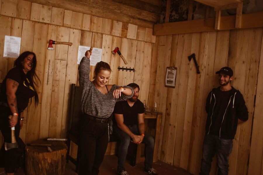 Budapest: Axe Throwing Experience - The first ten minutes: safety and technique