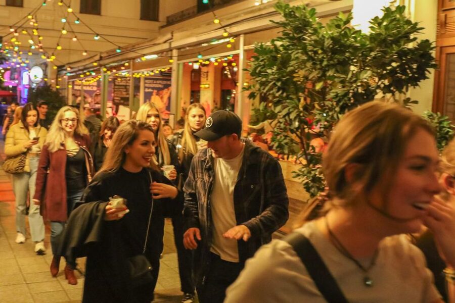Budapest: Bar Crawl Tour with Local Drinks - Wesselényi utca 21 and the shift between bars