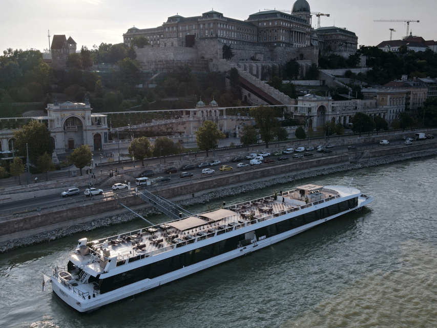 Budapest: BBQ Dinner Cruise w/ Live Music & Unlimited Drinks - Music that keeps the cruise from feeling like a silent tour
