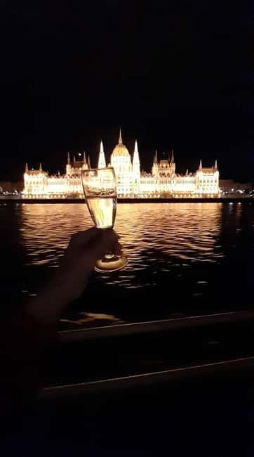Budapest: Boat Cruise with Personal Guide and Drink - Why the Danube is the right place to see Budapest at night