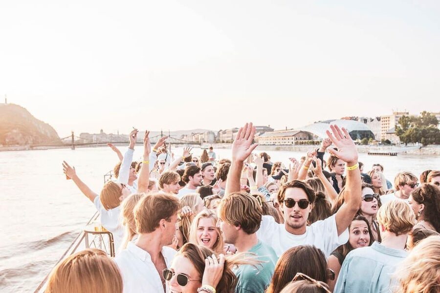 Budapest: Boat Party with option of Unlimited Drinks - The two-hour pre-party and unlimited drinks