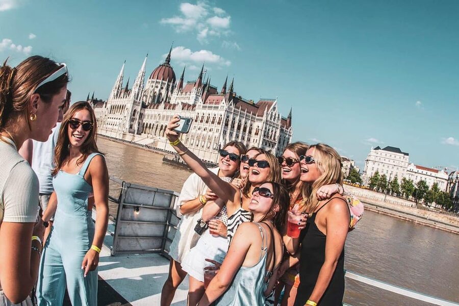 Budapest: Boat Party with option of Unlimited Drinks - Parliament, Buda Castle, and the Chain Bridge