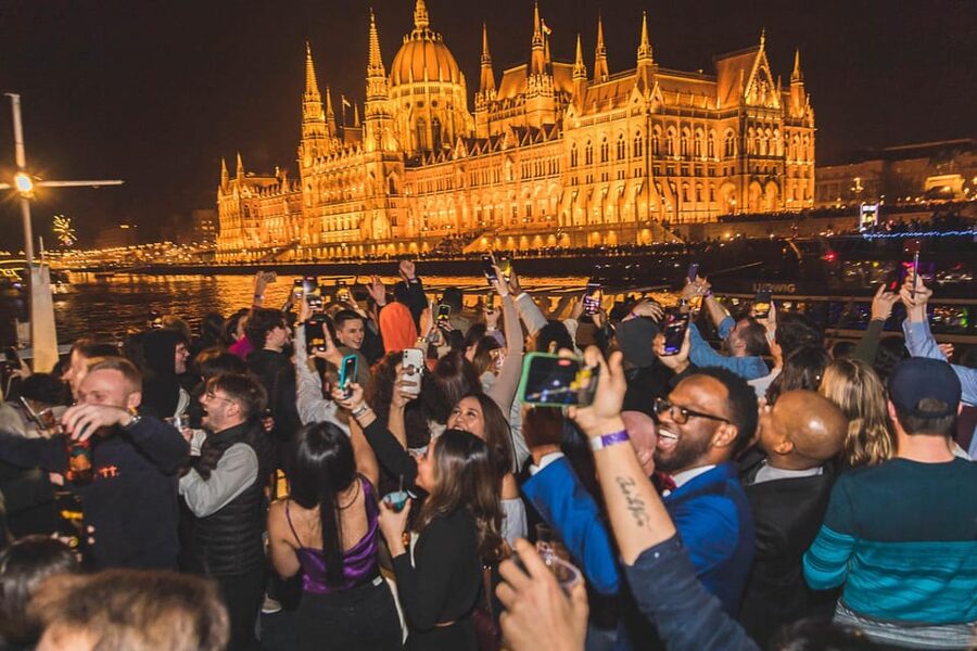 Budapest: Boat Party with option of Unlimited Drinks - The downtown after-party