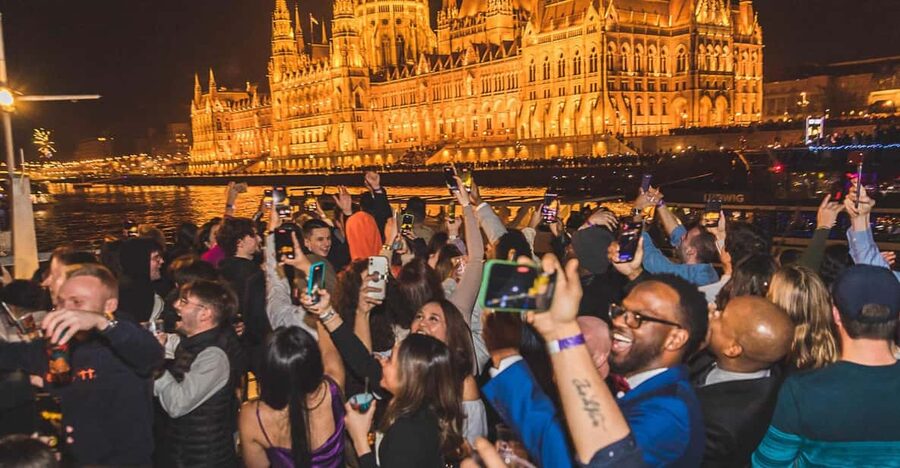 Budapest: Boat Party with option of Unlimited Drinks - Weather, timing, and practical planning
