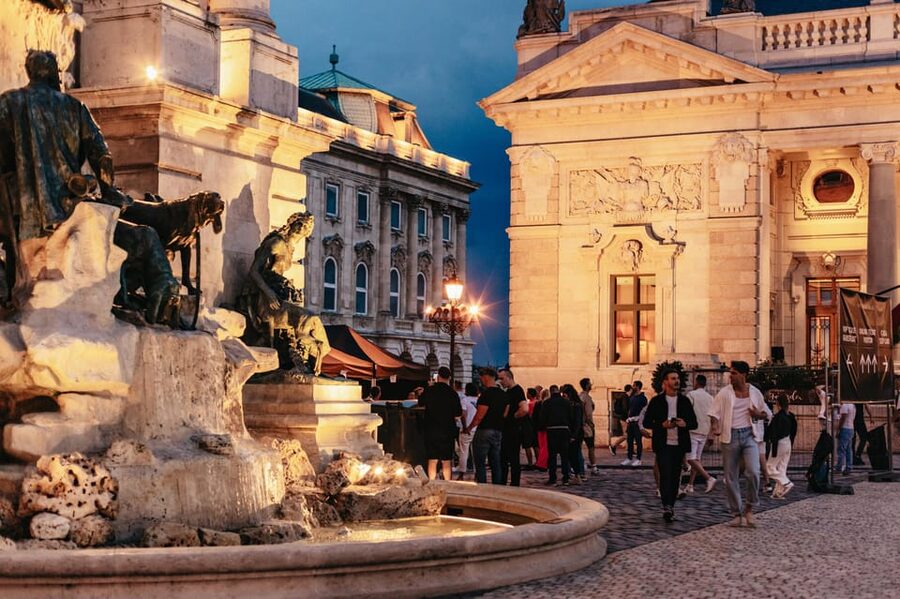 Budapest: Buda Castle District Vampires and Myths Night Tour - Buda Castle and the rulers who worked late