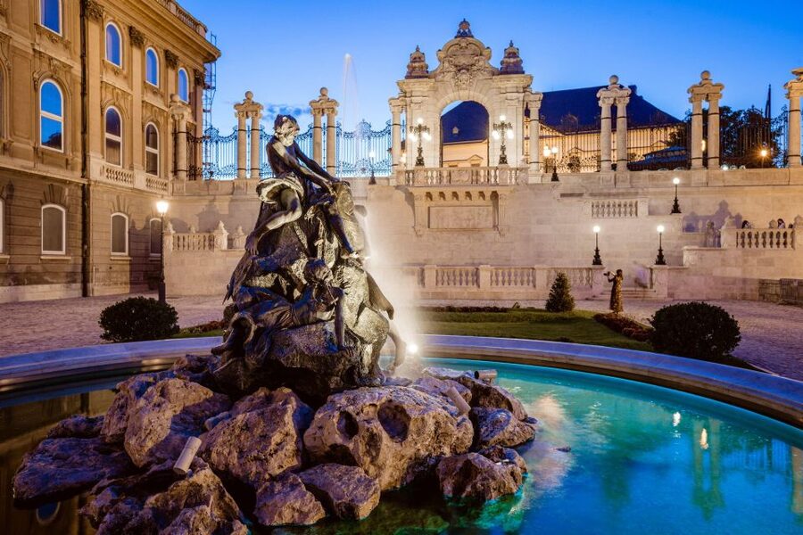 Budapest: Buda Castle Walk with Saint Stephen's Hall - Savoy Terrace and the view from Várhegy