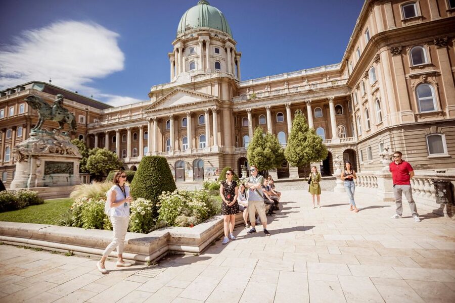 Budapest: Buda Castle Walk with Saint Stephen's Hall - Szent György Square and the palace story