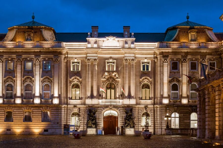Budapest: Buda Castle Walk with Saint Stephen's Hall - The guides make the difference