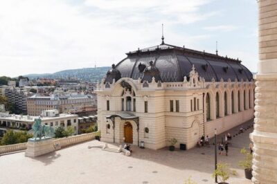 Buda Castle Walking Tour & Folk Music Performance