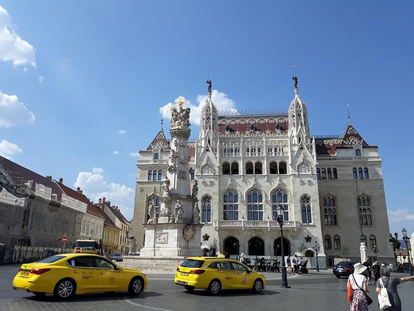Budapest: Buda Castle Walking Tour & Folk Music Performance - Buda Castle and the story of King Matthias