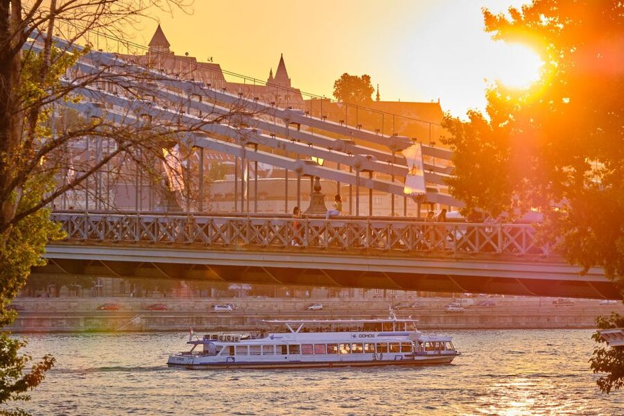 Budapest By Night Sightseeing Cruise - Seating, temperature, and the onboard bar