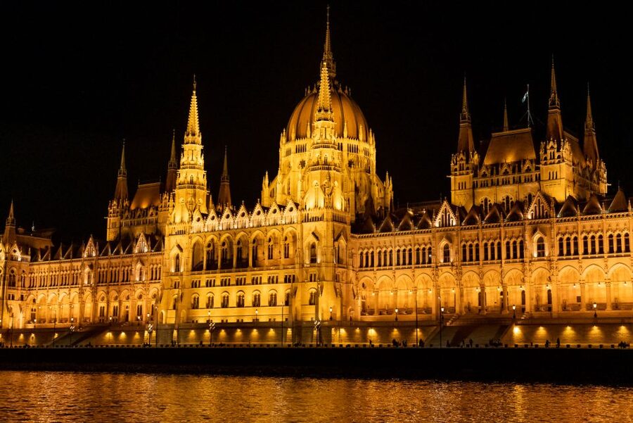 Budapest: Candlelit Dinner River Cruise with Live Music - Why Budapest’s Danube is best after sunset