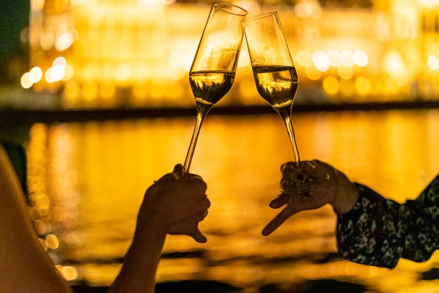 Budapest: Candlelit Dinner River Cruise with Live Music - Music that supports the meal