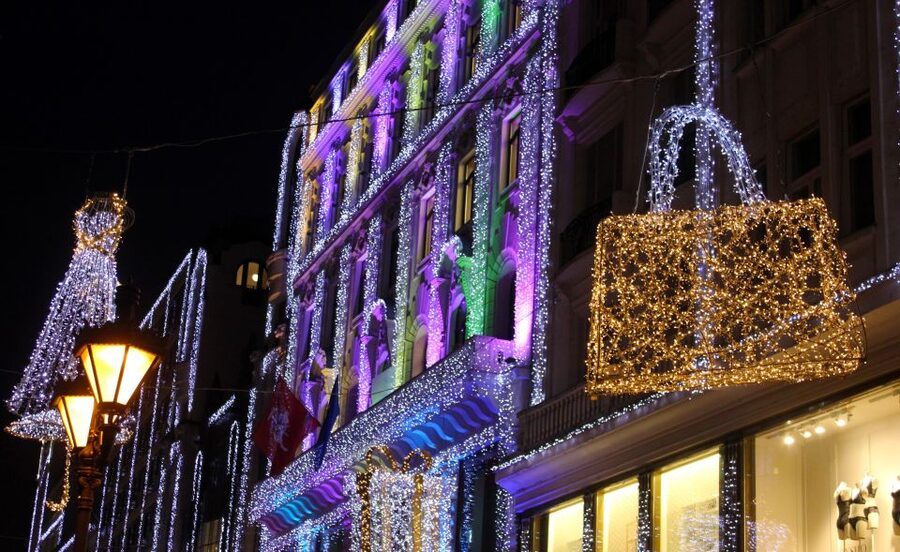 Budapest Christmas Walking Tour w Entry to Basilica - Finishing at Budapest’s largest Christmas market