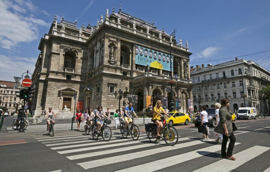 Budapest: City Bike Tour with Coffee Stop - Why a bicycle works so well in Budapest