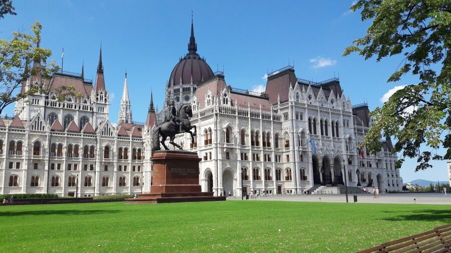 Budapest: City Center Walking Tour - Pesti Vigado, Gerbeaud Cafe, and Vorosmarty Square